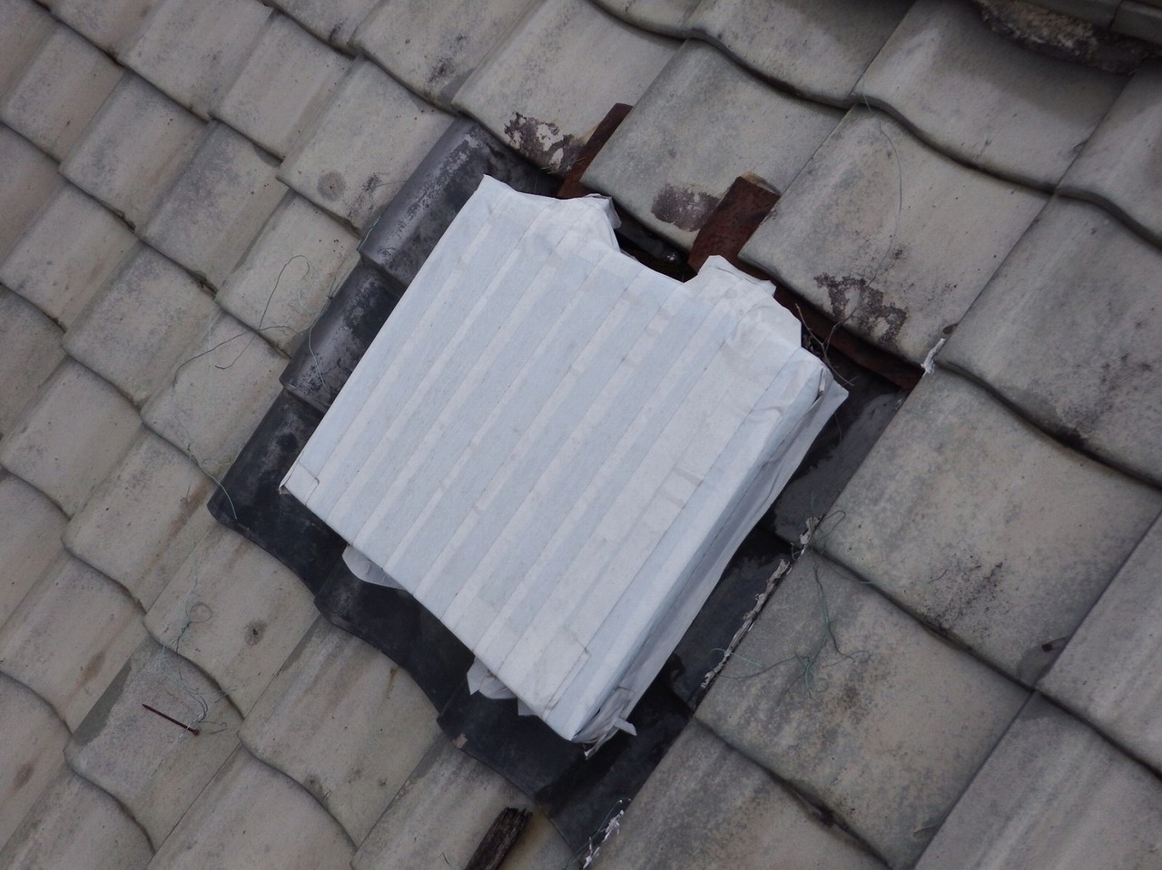 奈良市川久保町の瓦屋根の天窓